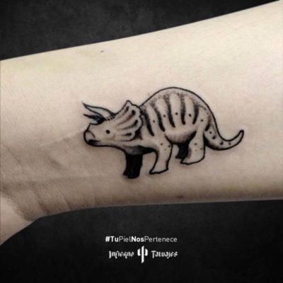 Tatuaje de dinosaurio Triceratops – Creado por Germán | Infierno Tatuajes