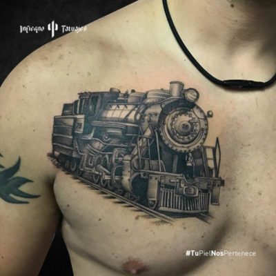 tatuaje de tren, tatuajes en el pecho, tatuaje de locomotora, infierno tatuajes, estudio de tatuajes cdmx