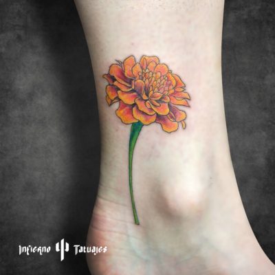 Tatuaje de flor cempasúchil – Creado por Paula | Infierno Tatuajes