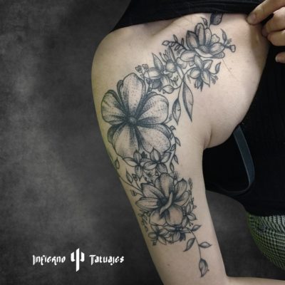 Tatuaje de flores en el hombro – Creado por Paula | Infierno Tatuajes