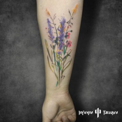 Tatuaje de flor lavanda en antebrazo – Creado por Paula | Infierno Tatuajes