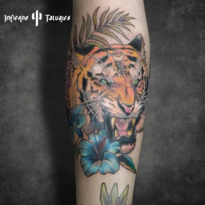 Tatuaje de tigre con flores – Creado por Paula | Infierno Tatuajes